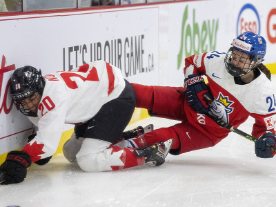 Domáca hokejistka Kanady Sarah Nurseová (vľavo) a hráčka Českej republiky Sára Čajanová bojujú o puk