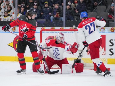 Brankár Michael Hrabal (Česko) inkasuje gól z kanadskej hokejky