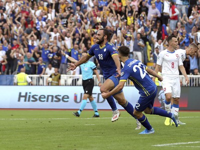 Vedat Muriqi a Edon Zhegrova oslavujú gól Kosova