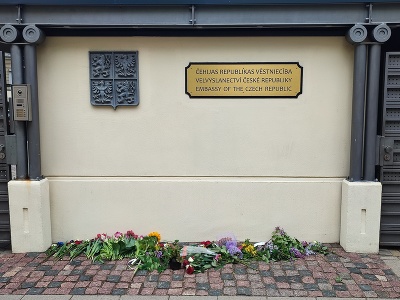 Na snímke kvety pred českým veľvyslanectvom v lotyšskej Rige v utorok 16. mája 2023