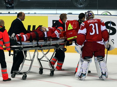 Zranený hráč Česka Radek Martínek v rukách zdravotníkov