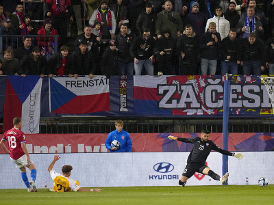 Český hráč David Doudera (vľavo) strieľa úvodný gól cez moldavského brankára Doriana Raileana 