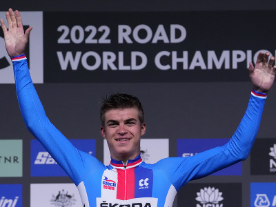 Čech Mathias Vacek oslavuje striebornú medailu na MS v cyklistike v pretekoch do 23 rokov