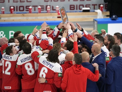 Českí hokejisti oslavujú zisk bronzu, keď sa cenného kovu dočkali po dlhých desiatich rokoch.