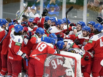 Českí hokejisti oslavujú zisk