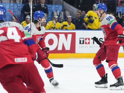 Českí hráči sa radujú po góle