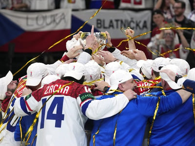 Českí hokejisti oslavujú titul