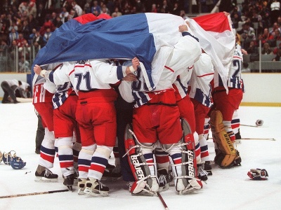 Na snímke oslavujú českí hokejisti triumf na zimnej olympiáde v Nagane v roku 1998