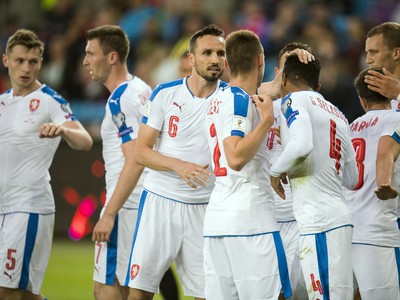 Českí futbalisti oslavujú gól proti Nórsku 