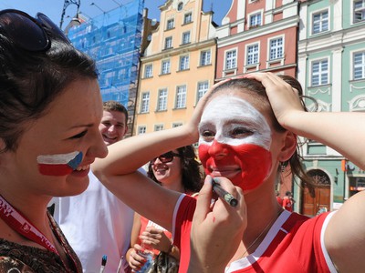 Fanúšičky Poľska a Česka pred večerným vzájomným duelom