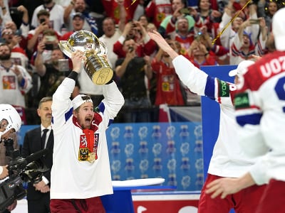 Kapitán Česka Roman Červenka preberá trofej pre šampiónov MS v hokeji