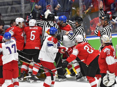 Bitka medzi českými a švajčiarskými hokejistami