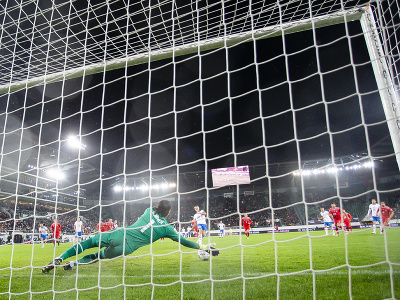 Švajčiarsky brankár Yann Sommer zneškodňuje penaltu Tomáša Součka