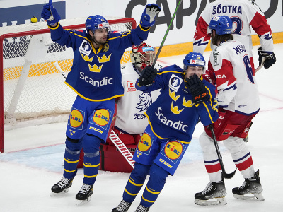 Emil Petterson a Pontus Holmberg oslavujú gól Švédska