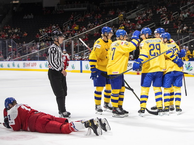 Hráči Švédska sa radujú z gólu