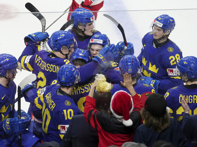 Na snímke hráči Švédska oslavujú gól v zápase A-skupiny hokejových MS hráčov do 20 rokov Švédsko - Česko v kanadskom Halifaxe