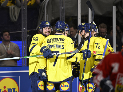 Švédsky hokejista Linus Johansson (vľavo) sa raduje z gólu počas zápasu Česko – Švédsko
