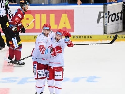 Patrik Hrehorčák a Tomáš Marcinko oslavujú gól Třinca