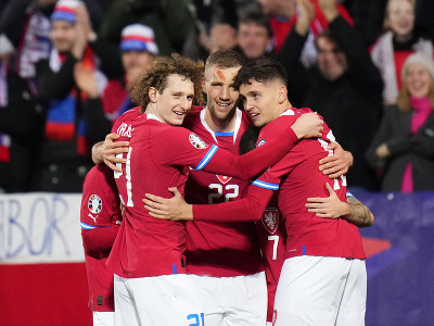 Českí futbalisti oslavujú gól, v strede kapitán Tomáš Souček