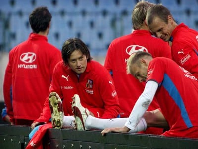 Českí futbalisti počas tréningu