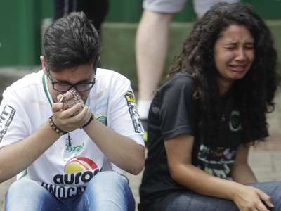 Fanúšikovia brazílskeho futbalového klubu Chapecoense nariekajú pred štadiónom