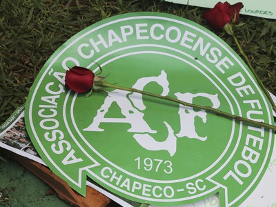 Červená ruža je položená na loge brazílskeho futbalového klubu Chapecoense
