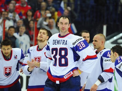 Slovenskí hokejisti po skončení finálového zápasu MS 2012