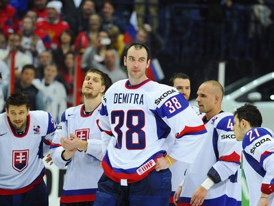 Slovenskí hokejisti po skončení finálového zápasu