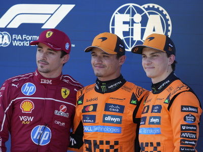 Zľava trio najrýchlejších: Charles Leclerc, Lando Norris a Oscar Piastri 