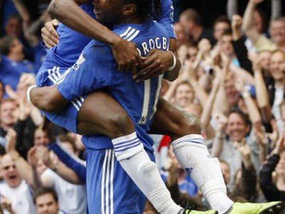 Salomon Kalou a Didier Drogba sa radujú z prvého gólu