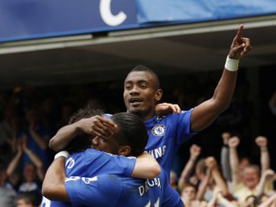 Salomon Kalou so spoluhráčmi Frankom Lampardom a Didierom Drogbom