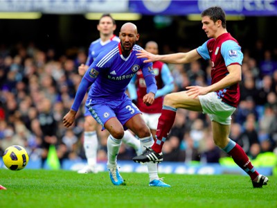 Anelka a Ciaran Clark v súboji