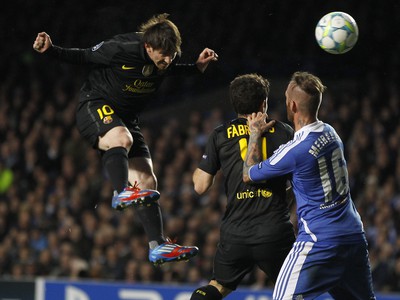Messi hlavičkuje