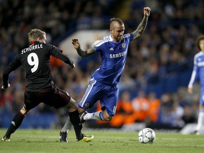 Raúl Meireles v súboji so Schurrlem