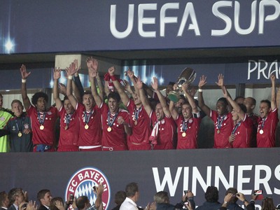 Hráči Bayernu s minuloročnou trofejou