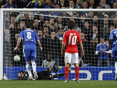 Lampard premieňa penaltu