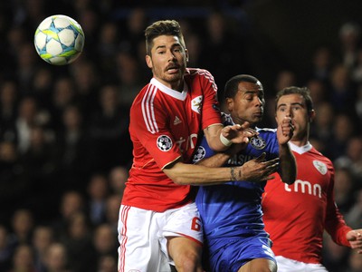 Javi Garcia a Ashley Cole v súboji