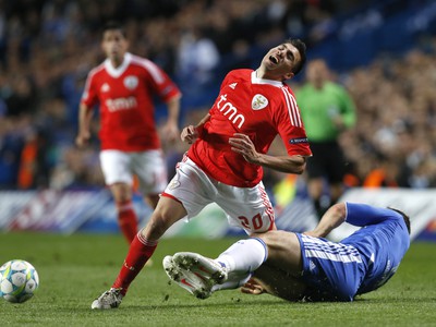 Nicolas Gaitan a Branislav Ivanovič v súboji