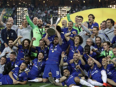 Hráči Chelsea oslavujú zisk trofeje 