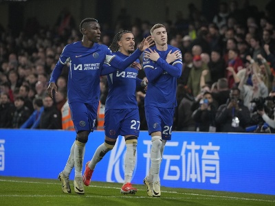 Cole Palmer (v popredí) oslavuje strelený gól do siete Manchestru United