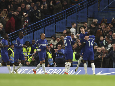 Cole Palmer oslavuje strelený gól so spoluhráčmi z tímu Chelsea