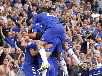 Hráči Chelsea oslavujú gól Diega Costu