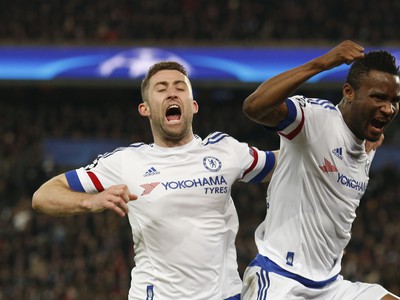 John Obi Mikel a Gary Cahill oslavujú gól Chelsea