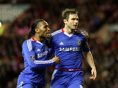 Frank Lampard a Didier Drogba oslavujú gól na 1:1