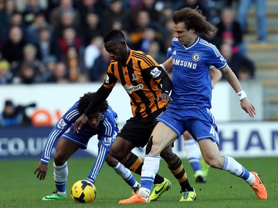 David Luiz, Willian a Maynor Figueroa v súboji o loptu