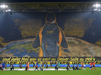 Fanúšikovia Dortmundu skandujú na tribúne vo futbalovom zápase osemfinále Ligy majstrov Borussia Dortmund - Chelsea Londýn v Dortmunde