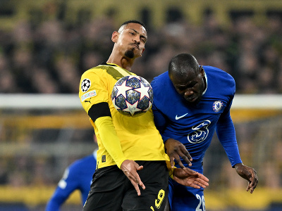 Hráč Dortmundu Sebastien Haller (vľavo) v súboji s Kalidouom Koulibalym z Chelsea