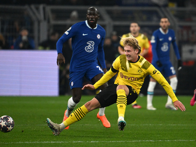 Hráč Dortmundu Julian Brandt  (vpravo) v súboji s Kalidouom Koulibalym z Chelsea