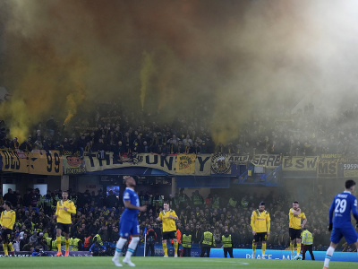Fanúšikovia zapálili svetlice pred odvetou osemfinále Ligy majstrov vo futbale Chelsea Londýn - Borussia Dortmund v Londýne