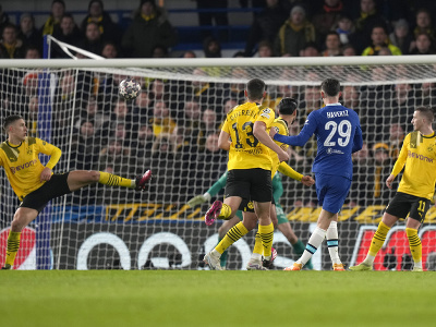 Hráč Chelsea Kai Havertz strieľa gól, ktorý mu neuznali kvôli ofsajdu